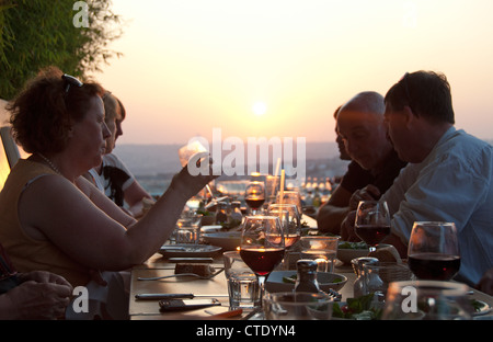 ISTANBUL, TURQUIE. Salle à manger sur le toit à nu Teras restaurant dans le quartier de Beyoglu de la ville. 2012 Banque D'Images