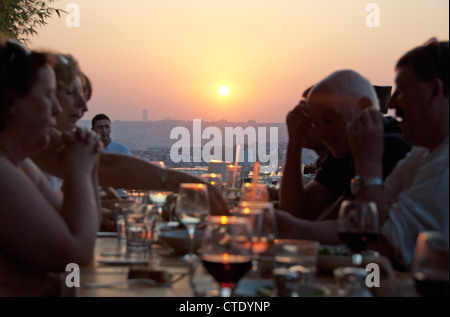 ISTANBUL, TURQUIE. Salle à manger sur le toit à nu Teras restaurant dans le quartier de Beyoglu de la ville. 2012 Banque D'Images
