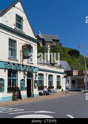 dh Ilfracombe Harbour ILFRACOMBE DEVON Maison publique anglaise The Pier Tavern front de mer pub St Nicholas Chapel front de mer Banque D'Images