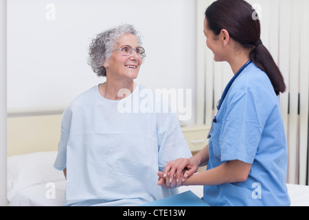 Réconforter un patient Infirmière Banque D'Images