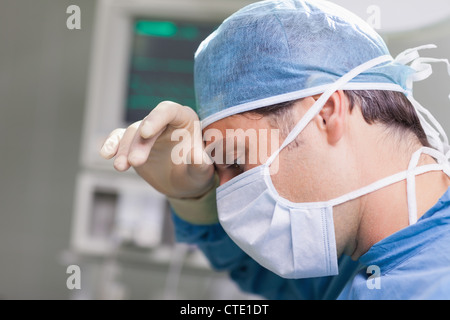 Médecin met la main sur son front Banque D'Images