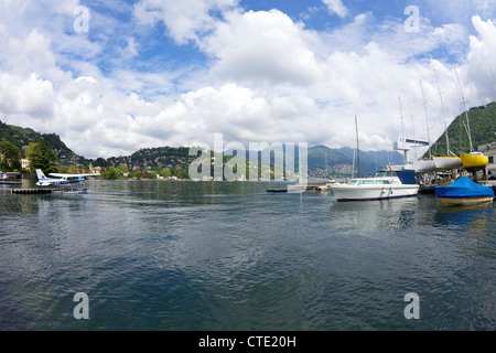 Hydravion Cessna et des yachts à l'Aero Club sur le lac de Côme, Italie du Nord, en Europe Banque D'Images