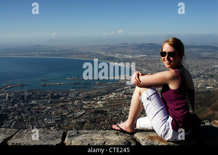 Une fille femme donne sur la ville du Cap et Table Bay à partir de la Montagne de la table. Western Cape, Afrique du Sud Banque D'Images