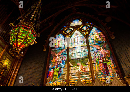 Troy, New York. L'église Saint Paul, vers 1827. Fenêtres en verre Tiffany et luminaire, vers 1890. Banque D'Images