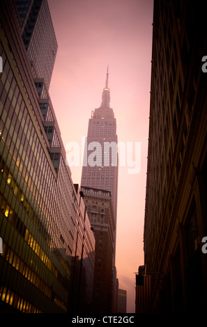 Vue sur l'Empire Stae Building à New York à partir du niveau du sol Banque D'Images