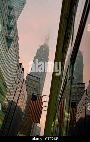 Vue sur l'Empire Stae Building à New York à partir du niveau du sol Banque D'Images