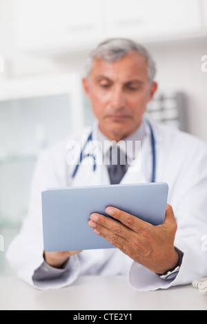 Doctor holding a tablet computer lors de l'utilisation de c Banque D'Images