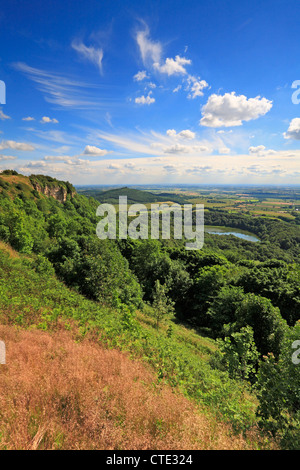 Gormire Whitestone Lake, falaises, Sutton Bank et Hood Hill du Cleveland Way, North Yorkshire, North York Moors National Park, Angleterre, Royaume-Uni Banque D'Images