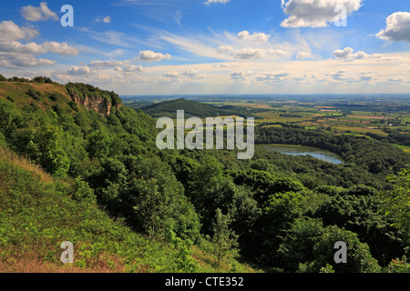 Gormire Whitestone Lake, falaises, Sutton Bank et Hood Hill du Cleveland Way, North Yorkshire, North York Moors National Park, Angleterre, Royaume-Uni Banque D'Images