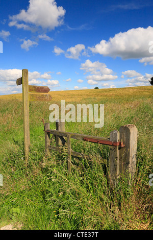 Panneau et gate sur le Cleveland Way, Sutton Bank près de Thirsk, Yorkshire du Nord, North York Moors National Park, Angleterre, Royaume-Uni. Banque D'Images