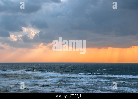 Le kitesurf et les nuages de tempête sur la mer Banque D'Images