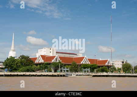 Quartier général de la Marine royale thaïlandaise sur les rives de la rivière Chao Praya ( le Fleuve des Rois) à Bangkok, Thaïlande. Banque D'Images