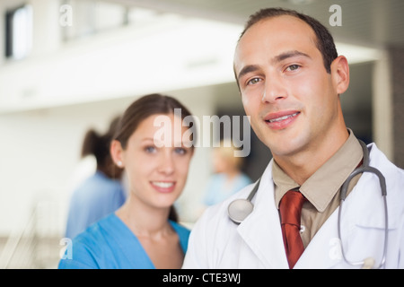 Doctor and nurse looking at camera Banque D'Images