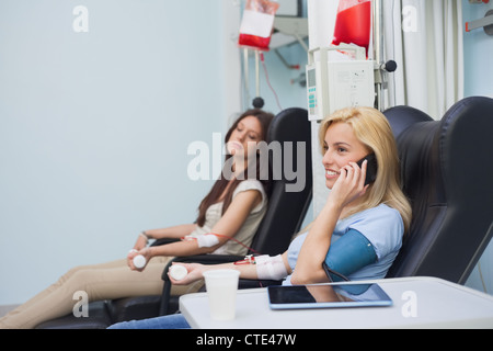 Patient recevant une transfusion de sang lors de l'appel Banque D'Images