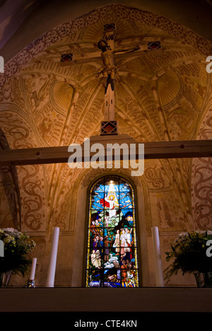 Le vitrail avec le Christ sur la croix dans une église à Espoo, Finlande Banque D'Images