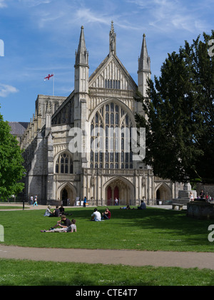 dh Winchester Cathedral WINCHESTER HAMPSHIRE personnes se détendant sur le front de l'herbe de la cathédrale West End Old City Park entrée anglaise minster abbaye du royaume-uni Banque D'Images