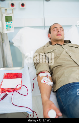 Homme patient recevant une transfusion Banque D'Images