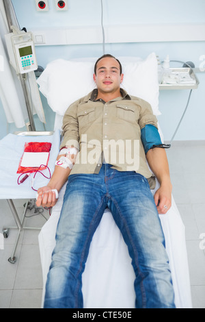 Male patient lying on a bed Banque D'Images