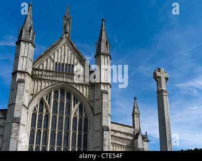 dh Winchester Cathedral WINCHESTER HAMPSHIRE Cathedral West End and War memorial cross old minster Banque D'Images