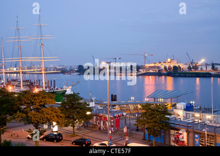 St Pauli Landing Bridges avec voilier historique Rickmer Rickmers, Elbe et Stage theatre 'Roi Lion', Hambourg, Allemagne Banque D'Images