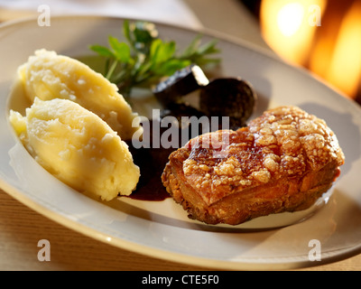 Flanc de porc croustillants délicieux avec du boudin noir et purée Banque D'Images