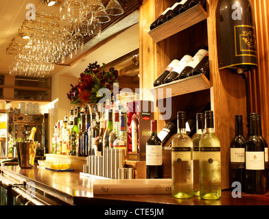 Photographie d'un espace bar dans un pub / restaurant montrant des bouteilles de vin, etc. Banque D'Images