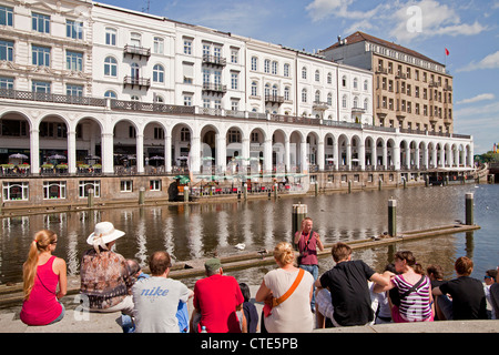 Groupe touristique au petit lac Alster et l'Alster Arcades, ville libre et hanséatique de Hambourg, Allemagne Banque D'Images