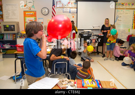 L'explosion d'un ballon d'étudiants dans le cadre d'une expérience scientifique à une école primaire publique à Brandon, Florida, USA. Banque D'Images