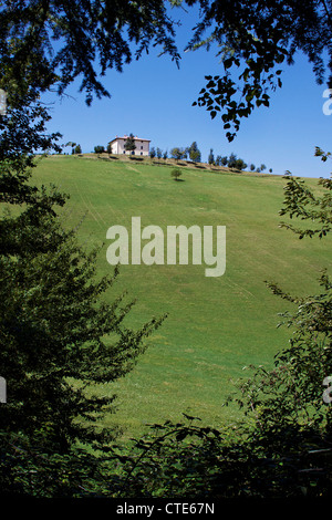 Bologne (IT) - Paysage encadrée d'une maison de campagne traditionnelle Banque D'Images