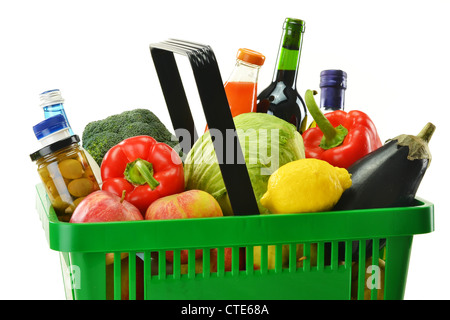 Panier Vert avec variété de produits d'épicerie dont les légumes, fruits et vin isolated on white Banque D'Images