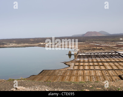 Aperçu de la production de sel fonctionne de Janubio Lanzarote récupérer le sel de l'eau de mer Banque D'Images