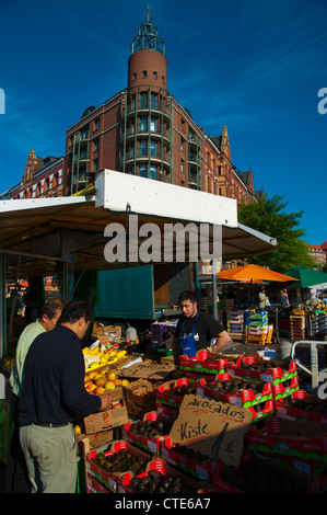 Vendeur de fruits Sankt Pauli Fischmarkt le marché au poisson de St Pauli Hambourg Allemagne Europe Banque D'Images