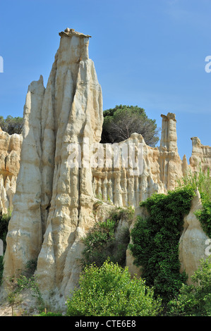 Des formations rocheuses, des piliers et des ravines créées par l'érosion hydrique à orgues d'Ille-sur-Têt, Pyrénées-Orientales, Pyrénées, France Banque D'Images