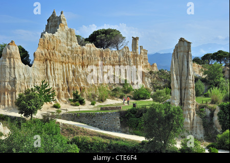 Des formations rocheuses, des piliers et des ravines créées par l'érosion hydrique à orgues d'Ille-sur-Têt, Pyrénées-Orientales, Pyrénées, France Banque D'Images