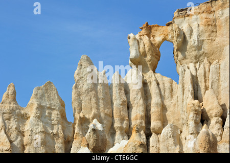 Des formations rocheuses, des piliers et des ravines créées par l'érosion hydrique à orgues d'Ille-sur-Têt, Pyrénées-Orientales, Pyrénées, France Banque D'Images