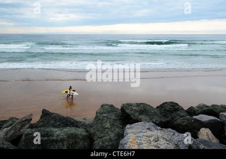 Les surfeurs sur la Côte des Basques, Biarritz plage au coucher du soleil Banque D'Images