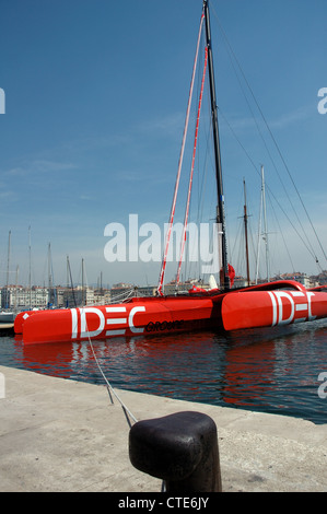 Francis Joyon maxi-trimaran Idec, à Marseille, France. Avant d'Ellen Macarthur, le solo plus rapide voyage autour du monde. Banque D'Images