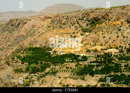 Le village d'Al Sharayjah sous le Saiq Plateau dans la région de Jabal al Akhdar gamme de l'ouest des monts Hajar, Oman Banque D'Images