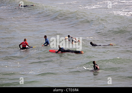 Les surfeurs sur la Côte des Basques, Biarritz plage au coucher du soleil Banque D'Images