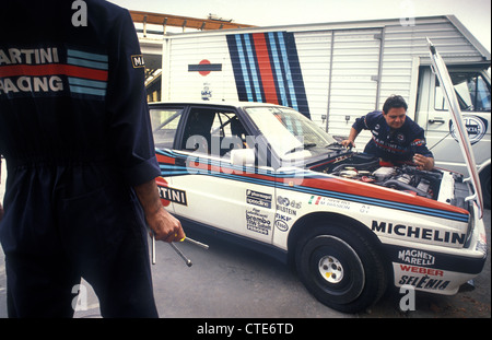 L'équipe de rallye Lancia Martini mécaniciens travaillant sur Miki Biasion 1990 Lancia Delta HF Integrale 16v voiture rallye Banque D'Images