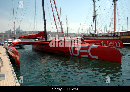 Francis Joyon maxi-trimaran Idec, à Marseille, France. Avant d'Ellen Macarthur, le solo plus rapide voyage autour du monde. Banque D'Images