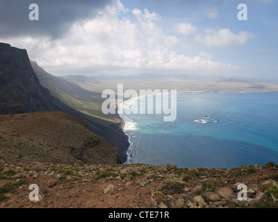 Sur le bord en regardant sur la baie de Famara à Lanzarote Banque D'Images