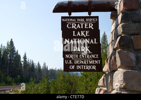 Crater Lake National Park Entrance sign situé dans le sud de l'Oregon, USA. Banque D'Images