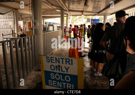 Border crosseurs attendre à Nogales, Sonora, Mexique, de passer par les douanes pour entrer aux États-Unis à Nogales (Arizona). Banque D'Images