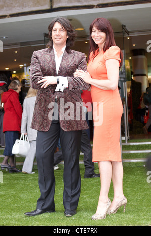 Laurence Llewelyn Bowen et Suzi Perry à l'Ideal Home Show 2012 exposition à Earls Court, Londres Banque D'Images