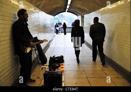 Un musicien ambulant effectue dans un métro de Londres Banque D'Images
