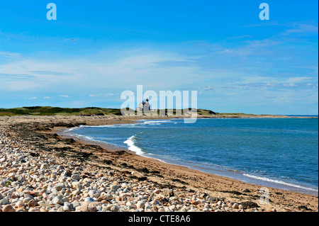 Voir de Lumière du Nord Phare et plage rocheuse, Sandy Point, en fin de Block Island, RI Banque D'Images