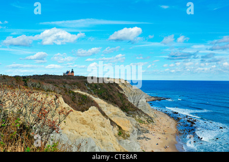 Avis de Mohegan Bluffs, et le sud-est de Phare sur Block Island, RI Banque D'Images