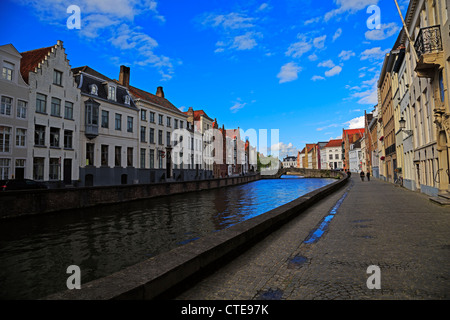 Spinolarei en fin d'après-midi, Bruges. Maisons étroites avec la ligne d'épaulement gables canal. Un pont voûté traverse le canal. Banque D'Images