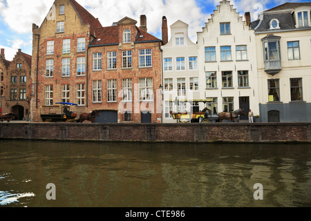 Spiegelrei en fin d'après-midi, Bruges. Maisons étroites avec la ligne d'épaulement gables canal. Banque D'Images